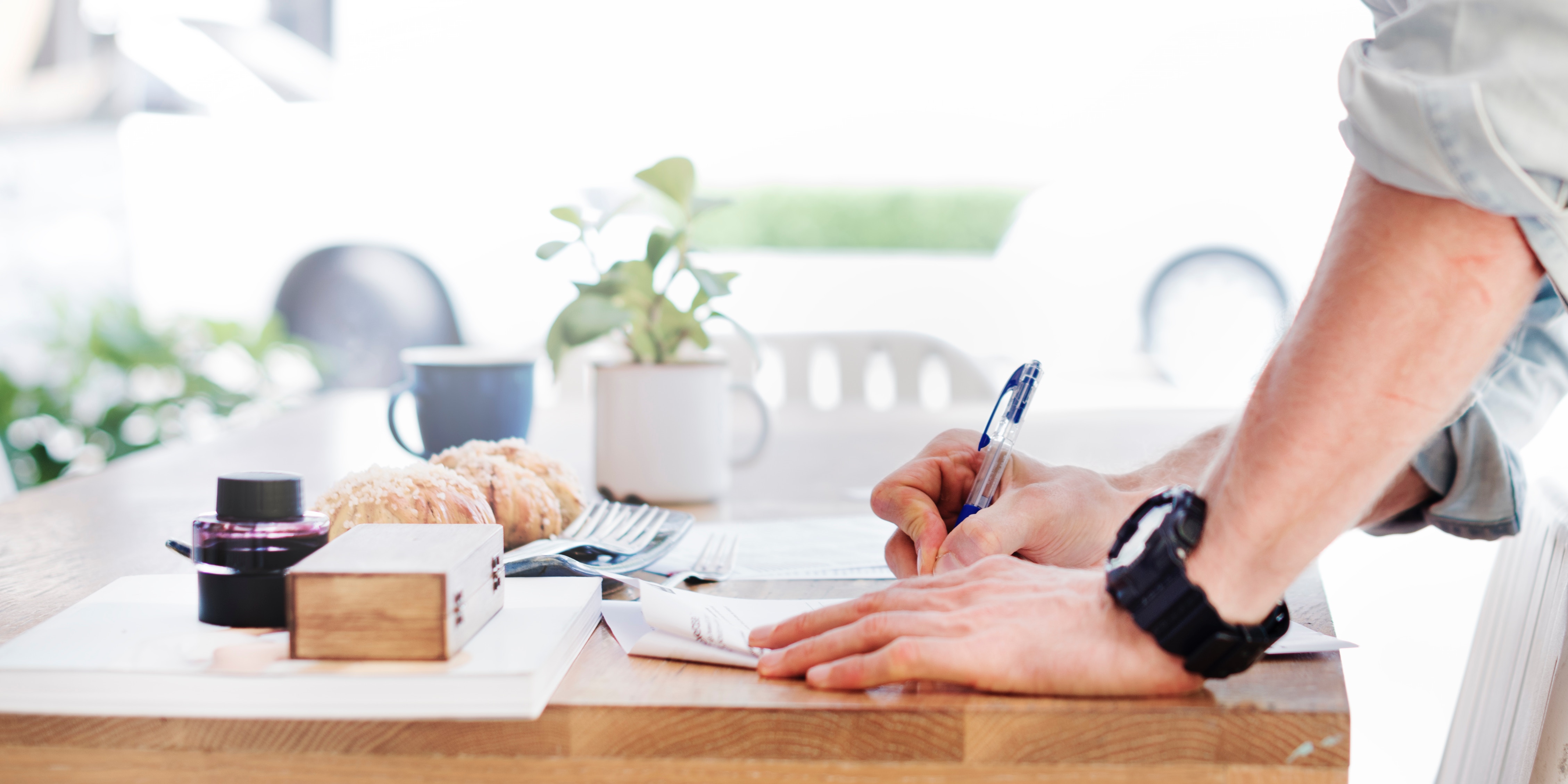 Choosing a transport contract over multiple periods